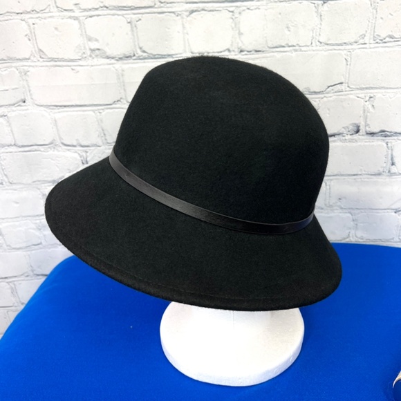 🚫SOLD! |•NINE WEST•| Cute Black Wool Hat Elastic Inside - Picture 5 of 15